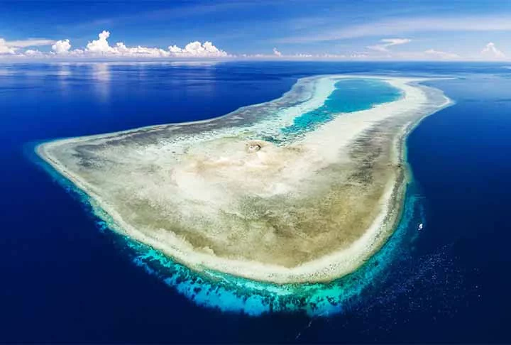 Mais de 70% da superfície da Terra são cobertos por água. E os famosos atóis representam ilhas oceânicas em forma de anel com estrutura coralínea e de outros invertebra­dos. Elas, portanto, constituem em seu in­terior uma lagoa, sem nenhuma aparente conexão com as rochas da Crosta. 