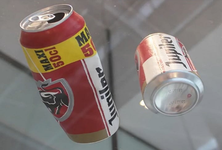 Para o museu, o funcionário cometeu um erro compreensível já que as latas de cerveja estavam colocadas no poço de um elevador de vidro, dando a impressão de terem sido esquecidas.