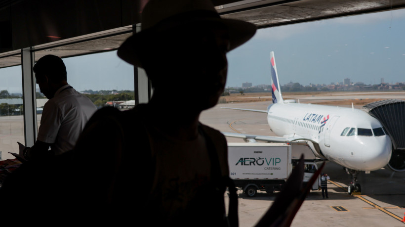 FORTALEZA-CE, BRASIL, 30-11-2024: Movimentação no Aeroporto Pinto Martins com a Yrwana Albuquerque Secretária do Turismo, junto com os representantes da companhia LATAM no Ceará, tendo mais um incremento na malha aéria internacional, com o novo voo inaugural Fortaleza - Santiago, Chile. (Foto: Samuel Setubal/O Povo)