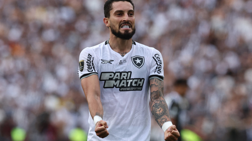 Alex Telles marcou um dos gols do Botafogo contra o Atlético-MG na final da Libertadores 2024