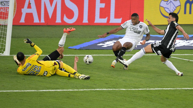 Júnior Santos, ex-Fortaleza, marcou o gol do Botafogo que selou a vitória por 3 a 1 sobre o Atlético-MG e assegurou o título da Libertadores