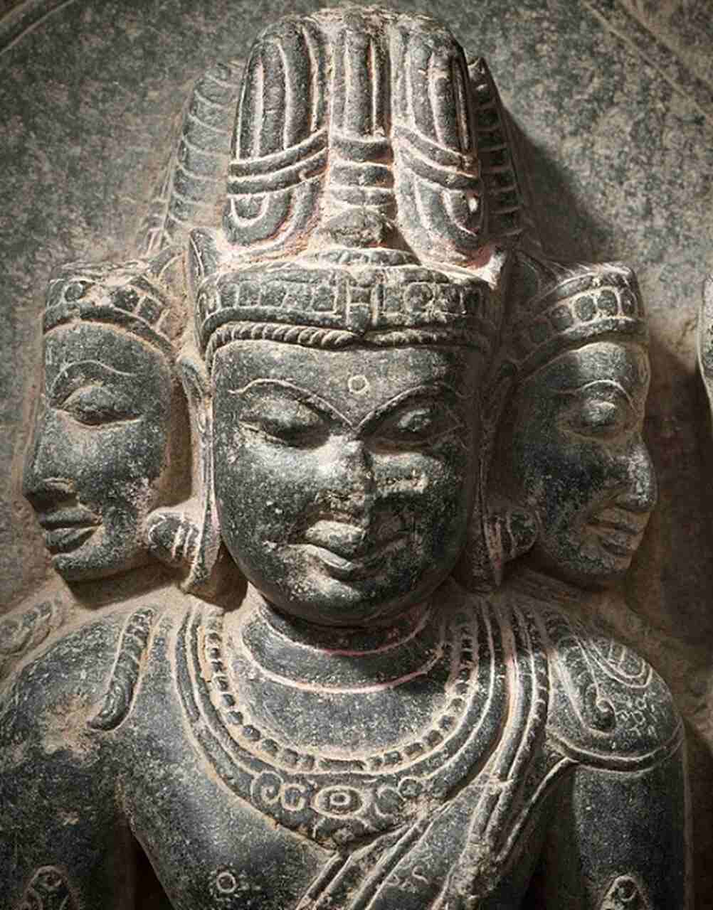 Junto com Shiva, esses deuses formam a Trimurti, e suas respectivas consortes, como Parvati (esposa de Shiva), Lakshmi (esposa de Vishnu), e Saraswati (esposa de Brahma), formam o Tridevi, a trindade feminina.