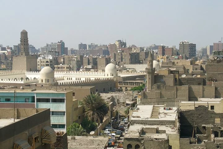 Nos arredores da região metropolitana de Cairo, capital do Egito, uma cidade chama a atenção pela quantidade de lixo, mas nem tudo é o que parece.