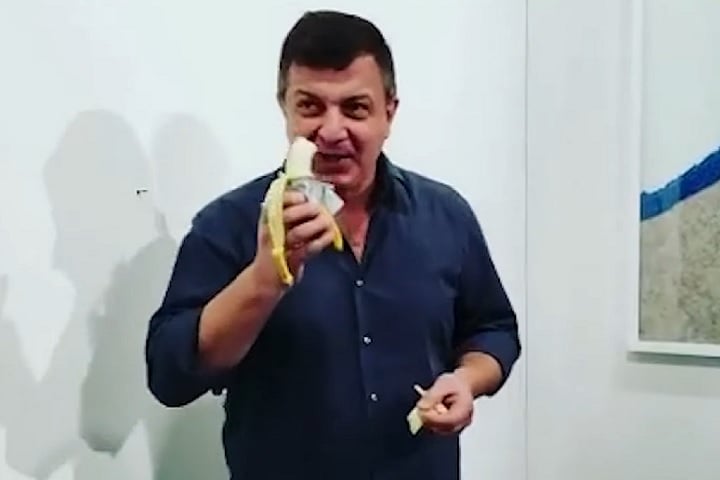 Segundo o chefe de arte contemporânea da Sotheby's, quem ganhasse a obra no leilão não estaria comprando a banana em si, mas um certificado de autenticidade que concede ao proprietário a permissão e autoridade para reproduzir a obra onde preferir.