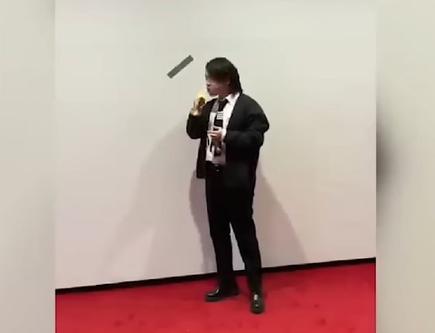 Em 2023, no Leeum Museum of Art, em Seul, uma nova mordida: dessa vez por de um aluno de estética da Coreia do Sul. Assim como em 2019, a obra foi trocada rapidamente por uma nova banana.