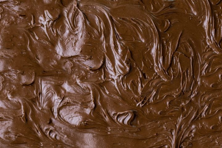 Vicia sim: A ciência já comprovou que o chocolate é muito viciante. Isso por conta da serotonina, que relaxa o corpo e traz uma sensação de satisfação. Para melhorar o sabor, alguns fabricantes de chocolate ainda adicionam café...