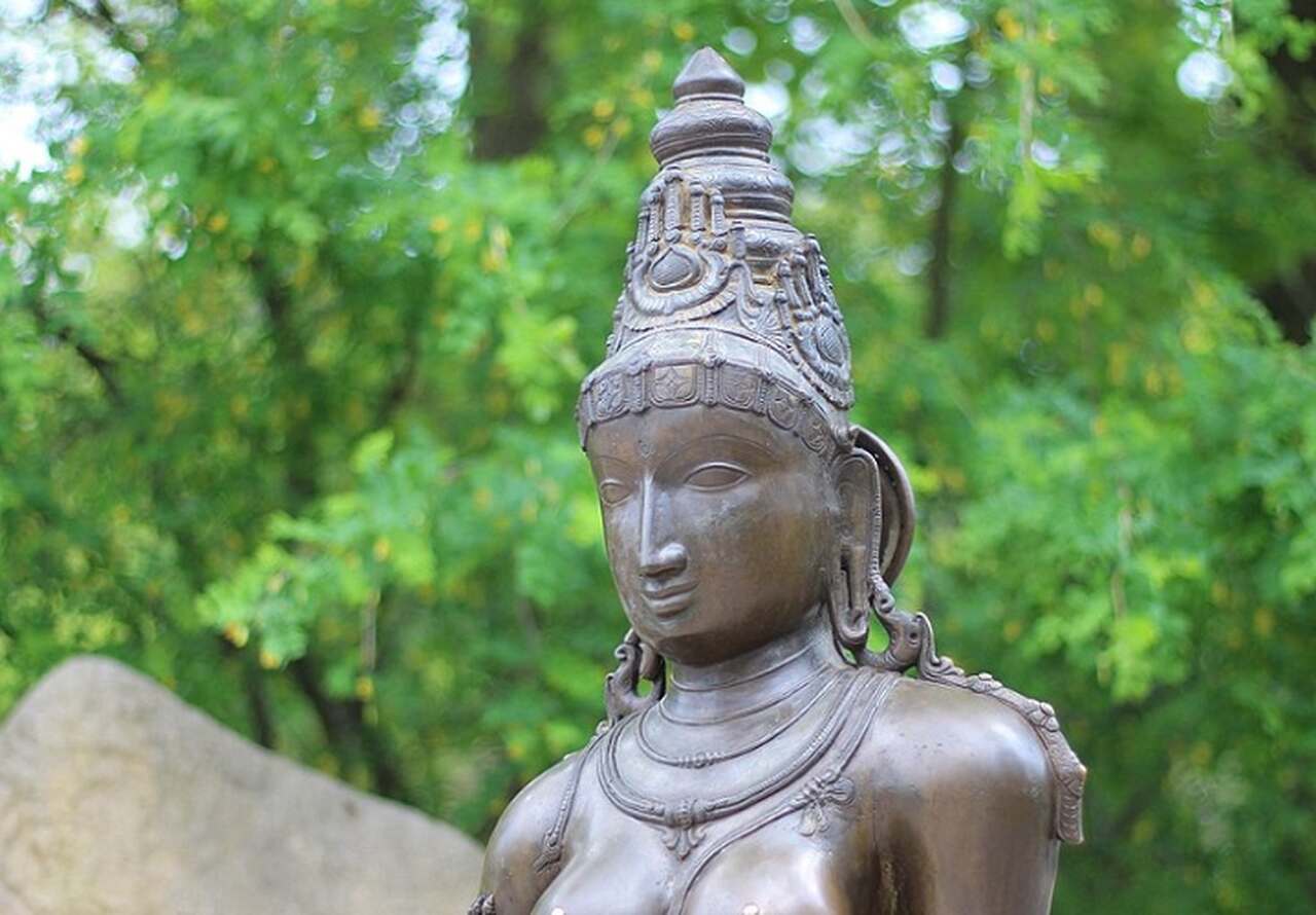 Esses deuses e deusas não apenas moldam o entendimento cósmico, mas também são venerados em diversos rituais diários e festivais, como o Maha Shivaratri, onde suas qualidades e símbolos são invocados em busca de sabedoria, prosperidade e equilíbrio espiritual.