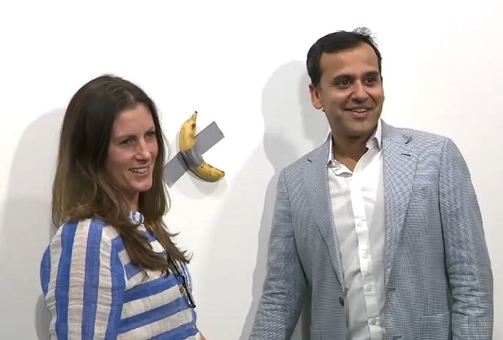 David Galperin, chefe de arte contemporânea da Sotheby's, descreveu a peça como profunda e provocativa, destacando que Maurizio Cattelan desafia as bases do mundo da arte contemporânea ao questionar o que define uma obra.