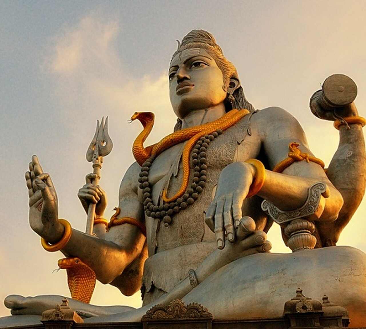 Shiva, a quem o festival é dedicado, é um dos três deuses principais da Trimurti, trindade que rege o ciclo cósmico de criação, preservação e destruição no hinduísmo. Na Trimurti, Brahma é o criador, Vishnu o preservador, e Shiva o destruidor ou transformador.