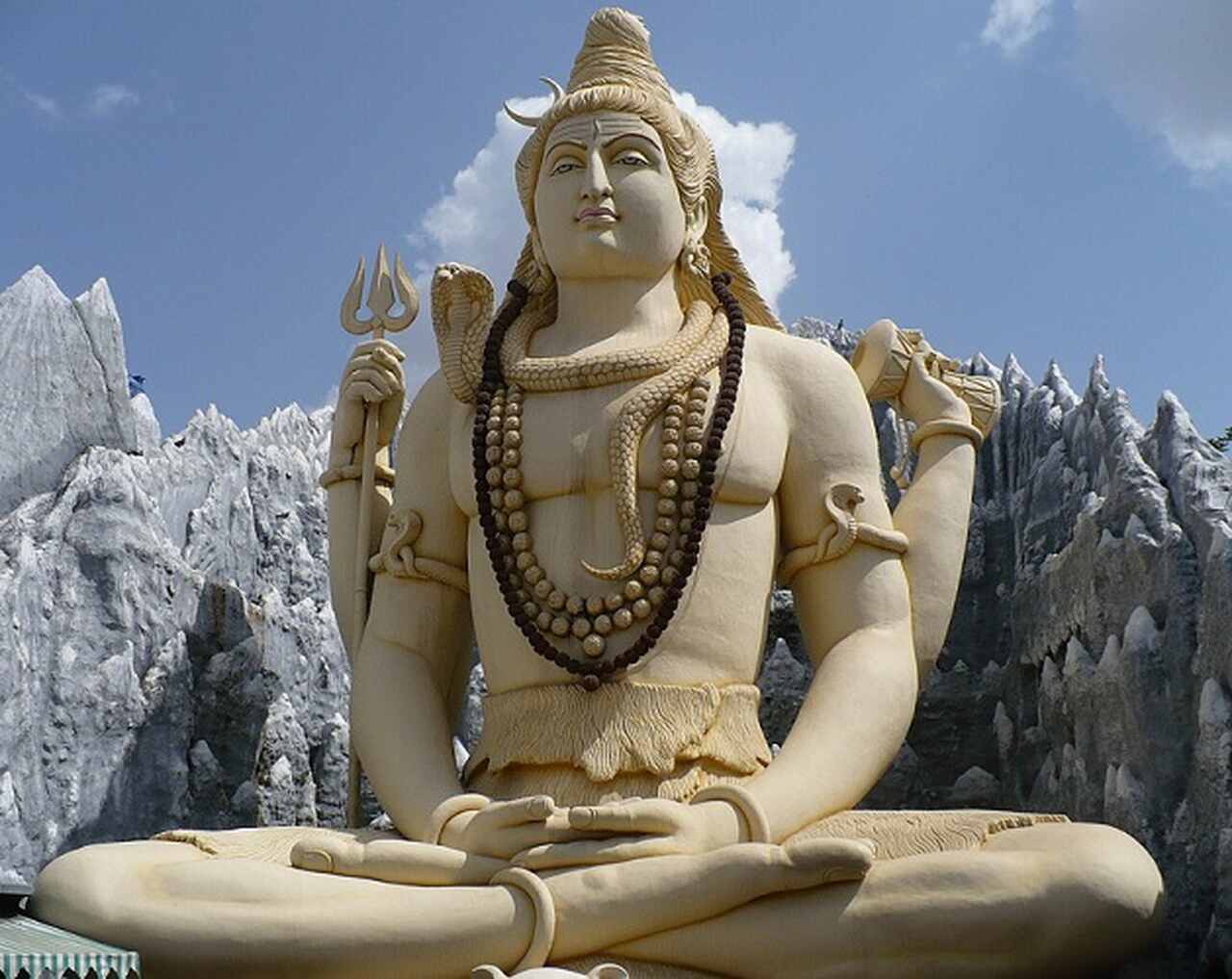 Esse aspecto destrutivo, no entanto, não é negativo. Em vez de ser um simples agente de aniquilação, Shiva representa a transformação essencial para a renovação do universo, sendo visto como a força que dissolve o velho para permitir o surgimento do novo.