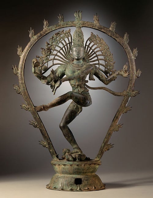 O principal mantra entoado é Om Namah Shivaya, que significa a saudação ao Shiva e tem a capacidade de harmonizar os cinco elementos do universo – terra, água, fogo, ar e éter.