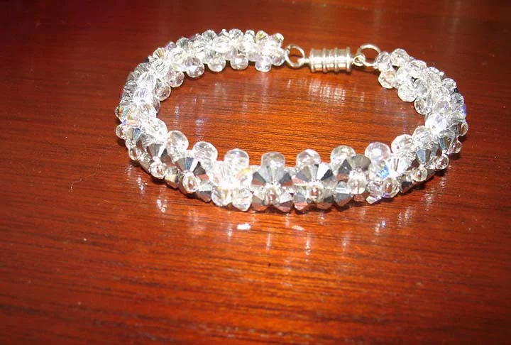 Já ouviu falar sobre os cristais Swarovski? Eles são conhecidos por sua qualidade e brilho excepcionais. A marca é renomada por seus cristais de alta qualidade, utilizados em diversos produtos, que vão desde joias e acessórios até itens de decoração e arte.