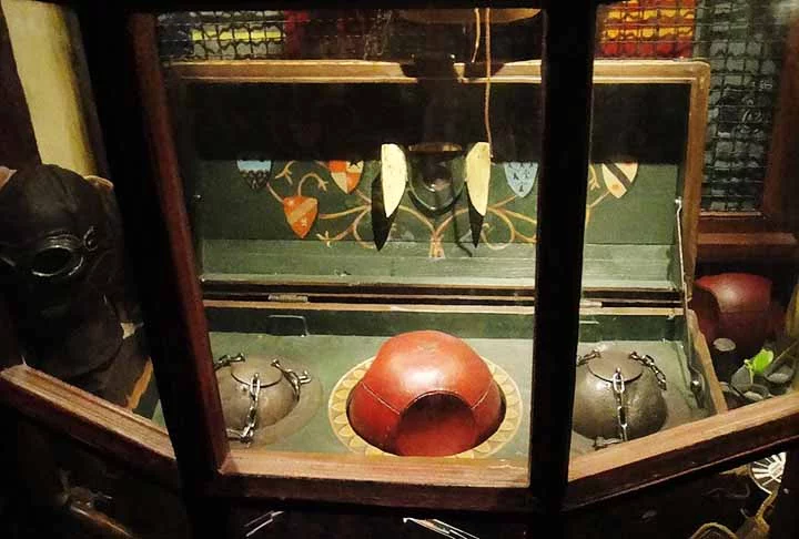 Mas você sabe as regras do quadribol? Originário do mundo mágico, o jogo é jogado em um campo oval com três aros em cada extremidade. Cada equipe é composta por sete jogadores: três artilheiros, dois batedores, um goleiro e um apanhador.