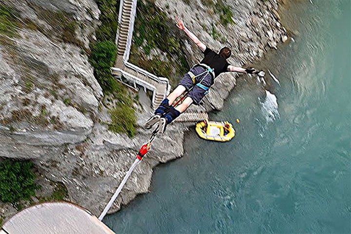 Muitas pessoas são movidas pela adrenalina e dispostas a viver uma aventura de tirar o fôlego. Seja em voos, velocidade ou saltos, diversas modalidades têm fãs que curtem rodar o mundo para ter esta sensação. Uma delas é o bungee-jumping, que possui lugares perfeitos para ser realizado.
