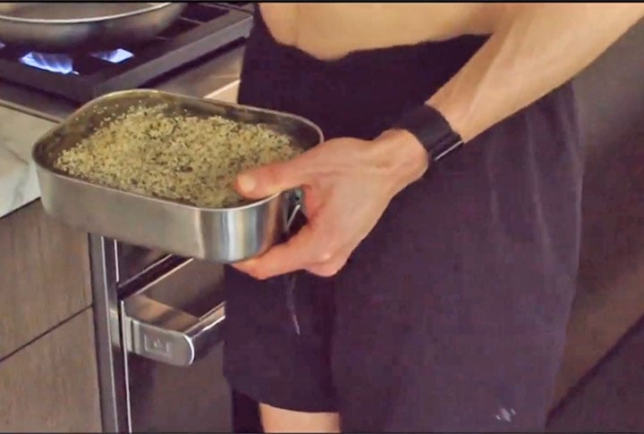 Ele é vegano e, portanto, não consome qualquer tipo de carne ou derivados de animais. E procura preparar refeições variadas dentro desses cardápios especiais que possam satisfazer suas necessidades. 