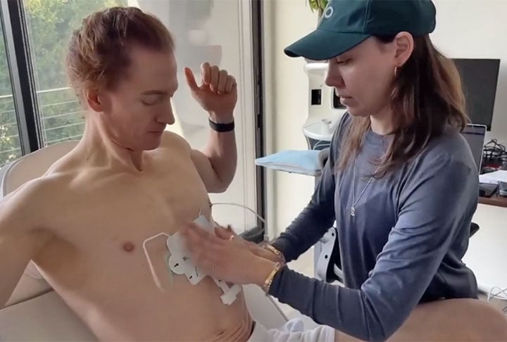 Bryan tem 30 médicos que acompanham cada passo do seu tratamento. Ele toma mais de 100 comprimidos de vitaminas e medicamentos, prescritos com rigor para atingir certas metas.