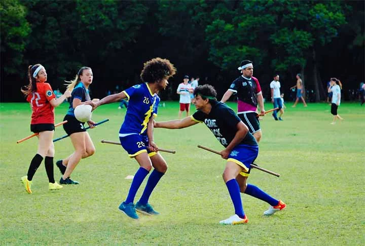Este esporte, conhecido como quadribol muggle ou quadribol universitário, adapta os elementos do quadribol mágico para uma competição praticável no mundo real.
