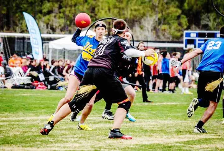 Os batedores usam bolas de dodgeball para simular as bolas que tentam derrubar os jogadores adversários. O esporte  começou a ganhar popularidade nas universidades e comunidades em 2005, com o surgimento da Quadball Association e a organização de torneios em nível nacional e internacional. 