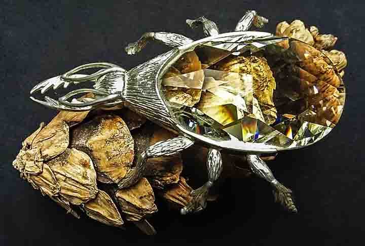 Isso inclui bolsas, cintos e artigos para o lar, como ornamentos e figuras de cristal.