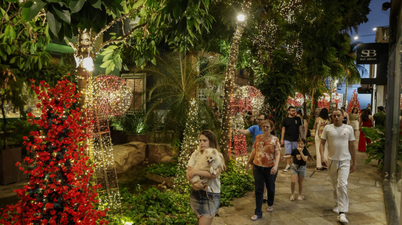 FORTALEZA, CEARÁ,  BRASIL- 01.12.2024: Iluminação de Natal na Praça do Ferreira e no Jardins Open Mall no bairro aldeota. (Foto: Aurélio Alves/Jornal O POVO)