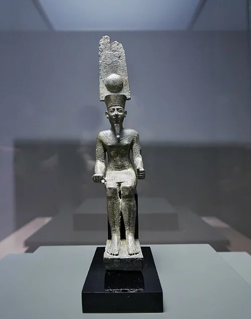 Amon era frequentemente representado como um homem com uma coroa de penas e uma barba, simbolizando sua relação com a criação e com o ar. Durante a dinastia XVIII, seu culto se uniu com o de Rá, tornando-se um dos deuses mais venerados em todo o Egito.