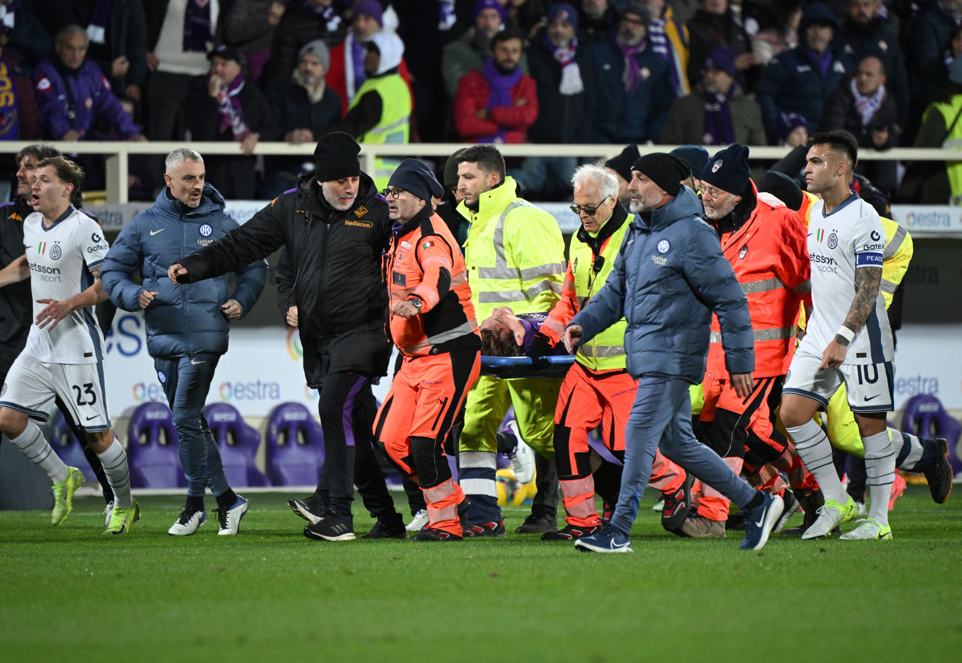 Atacante Edoardo Bove desmaiou em campo no jogo Fiorentina x Inter de Milão, pelo Campeonato Italiano, e foi levado de ambulância para hospital