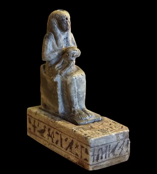 Ísis tinha um papel fundamental no auxílio aos mortos, guiando as almas em sua jornada para o além. Seu culto foi um dos mais populares no Egito, e ela também era vista como uma deusa que trazia proteção e cura para os vivos, sendo associada à sabedoria e ao conhecimento oculto.