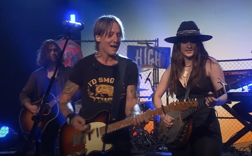 Além disso, Urban é um guitarrista talentoso, reconhecido por suas performances ao vivo.