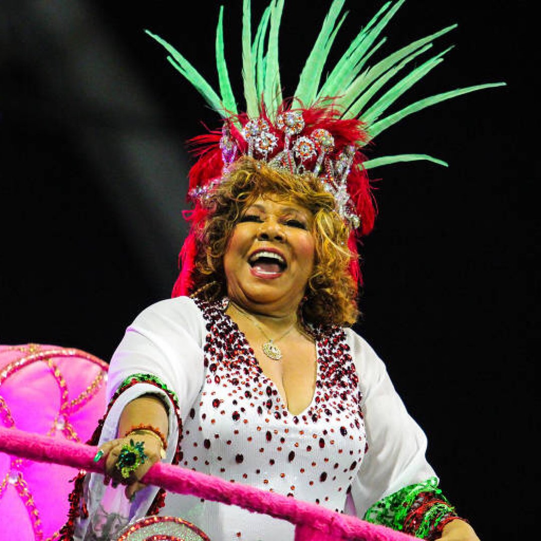 Alcione - Nascida em 1947, a Marrom tem 77 anos e é uma das intérpretes mais cultuadas do gênero, a ponto de ser apelidada de “A Voz do Samba”. Com três dezenas de álbuns de estúdio lançados na carreira, já recebeu diversas premiações e é celebrada pela potência vocal e sensibilidade interpretativa. Foi tema do enredo da Mangueira no Carnaval de 2024. 

