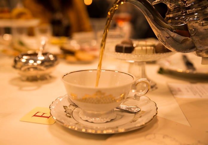 Dentre os consumidores mais vorazes, a Inglaterra é uma referência. E para os britânicos, o chá perfeito deve ser preparado com folhas inteiras, não em saquinhos, pois, na produção, as folhas menores, de pior qualidade, é que são processadas. 