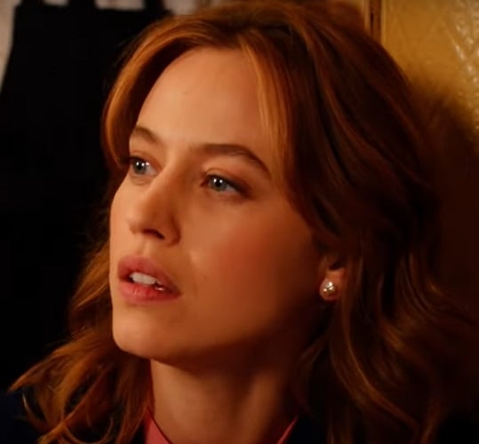 A trajetória de Woody Allen, no entanto, vai muito além do que podemos ver em Golpe de sorte em Paris. Nascido em 1º de dezembro de 1935, em Nova Iorque, Allen Stewart Königsberg, mais conhecido como Woody Allen, começou sua carreira no humor.