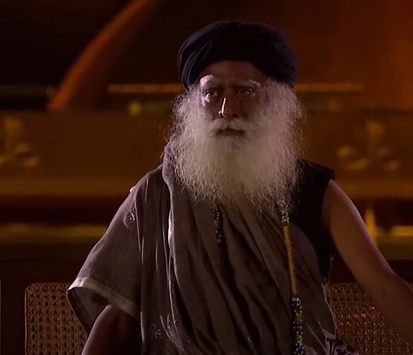 Durante essa noite, os devotos se dedicam à meditação, jejum, cânticos de mantras e vigílias, buscando superar a escuridão interior e alcançar uma conexão mais profunda com o divino.