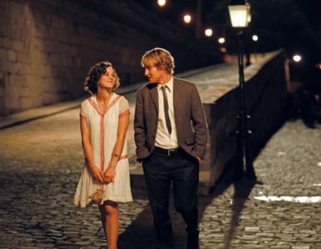 Em filmes como Meia-noite em Paris, Allen se apropria de um dos cenários mais românticos do mundo e transforma a cidade em uma metáfora para a busca incessante por um tempo que não volta mais.