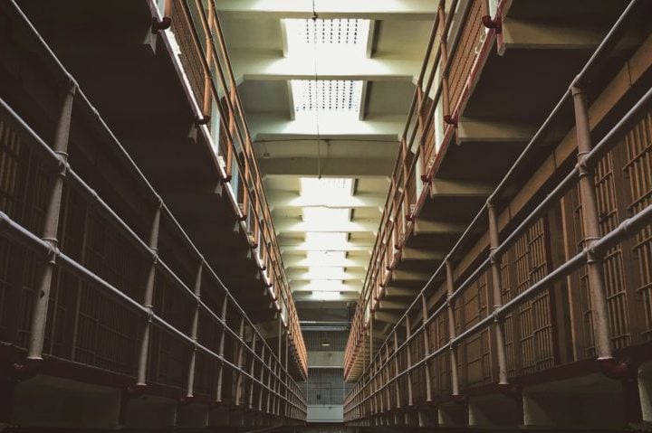 Embora tenha um nível ligeiramente menor de segurança do que a ADX Florence, a USP Florence High é igualmente rígida, projetada para abrigar prisioneiros de alta periculosidade.