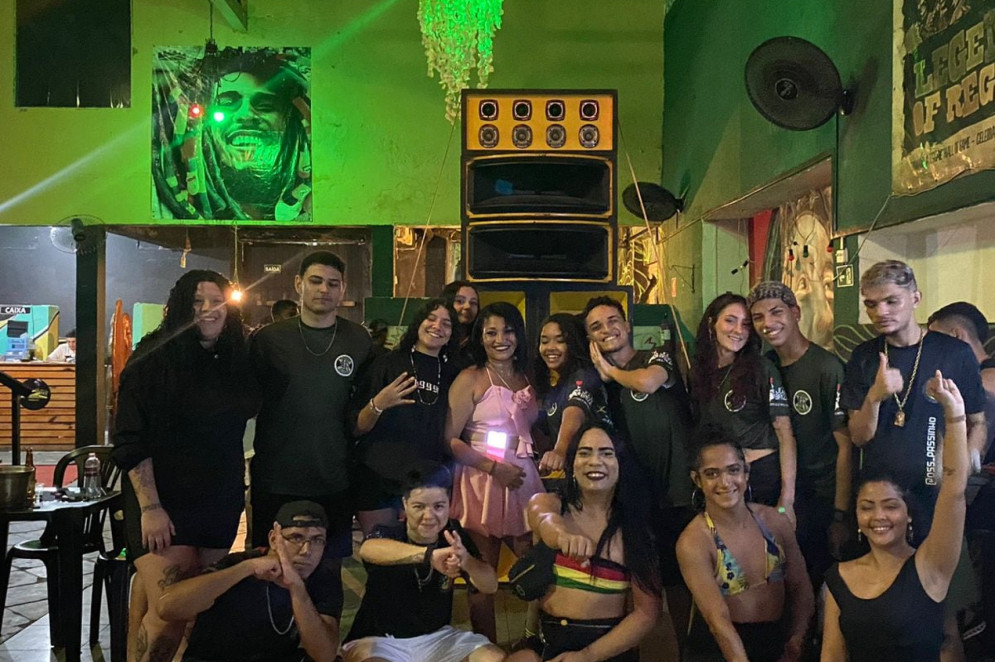 Rita Maranhense com o grupo de dança Debocha Reggueiro