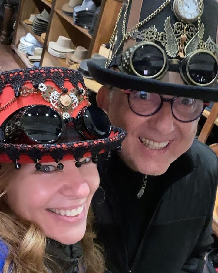 Galvão e Desirée são pais do youtuber Lucas Bueno, 22. O narrador tem mais três filhos - Cacá, Popó e Letícia -, frutos do casamento com Lúcia Costa. Veja a seguir outros casais de famosos que estão juntos há muito tempo. 
