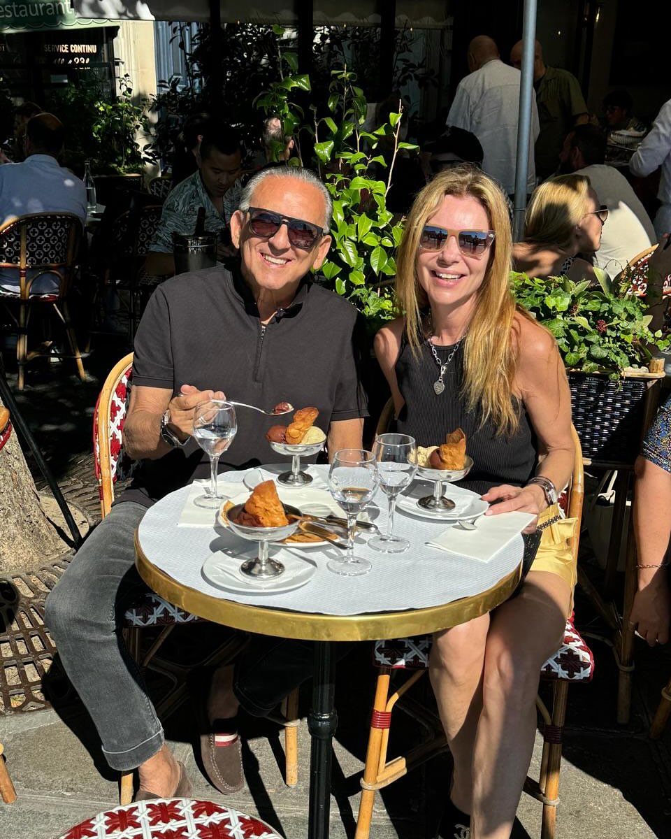 A empresária comentou a publicação lembrando que eles completarão 25 anos de casados em 2025: “Ano que vem bodas de prata! Te amo”. 
