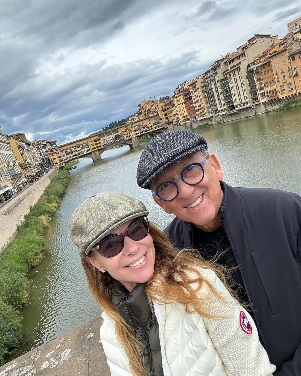 “O esporte nos uniu em 2000! Atrás dele, saímos pelo mundo! Mas o mundo ficou pequeno! Tudo ficou pequeno frente ao nosso amor. Obrigado, Desirée, minha princesa, por esses 24 anos”, derreteu-se o narrador na legenda das fotos do casal. 
