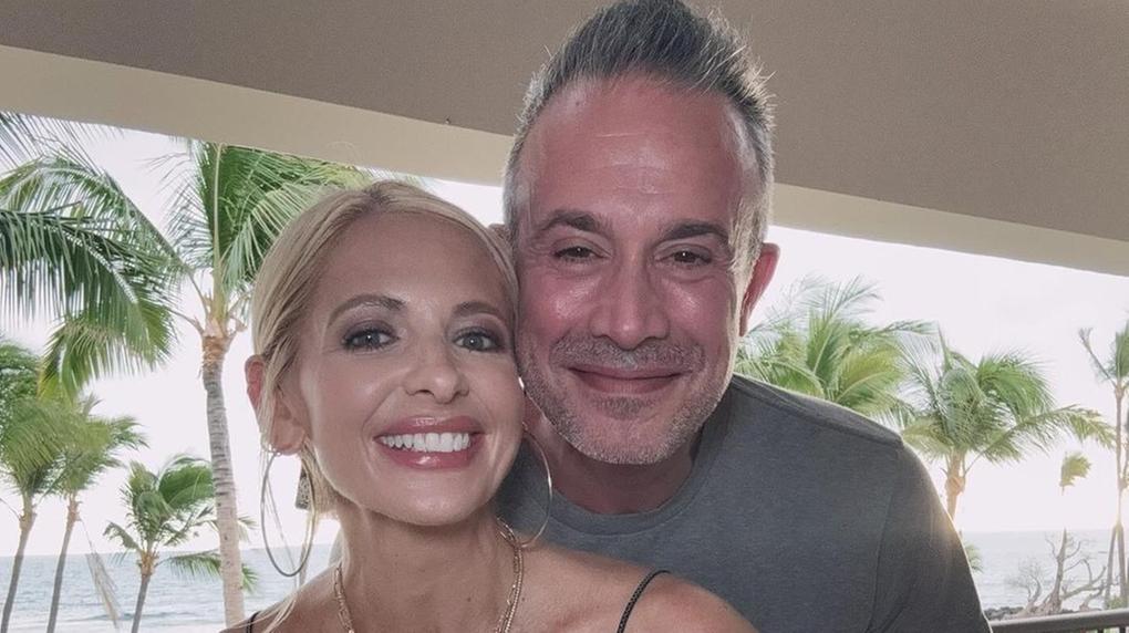 Freddie Prinze Jr. e Sarah Michelle Gellar - Os atores, conhecidos por interpretar Fred e Daphne no filme “Scooby-Doo” (2002), casaram-se no mesmo ano do lançamento do filme. O casal se conheceu durante as filmagens de “Eu Sei O Que Vocês Fizeram no Verão Passado” (1997). Eles são pais de Charlotte Grace, de 15 anos, e Rocky James, de 12 anos.