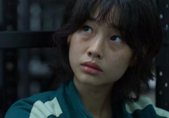 Também conhecida por Round Six, no papel de Kang Sae-Byeok, Jung Ho-yeon é uma modelo e atriz, com uma carreira de sucesso nas passarelas. Ela se destacou na atuação da série, trazendo profundidade e autenticidade à sua personagem.