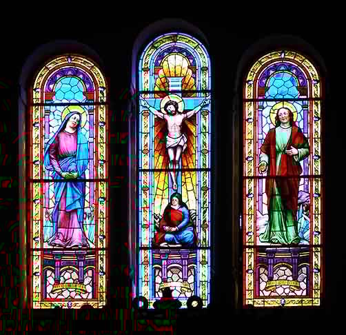 Outra técnica comum é o vidro fundido, onde o vidro é derretido em fornos e moldado em moldes específicos. Essa abordagem é amplamente usada para criar formas detalhadas e precisas, como estátuas e itens arquitetônicos. O vidro pode ser combinado com outros materiais ou cores para resultados personalizados.