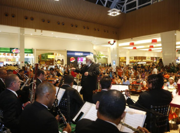 Maestro Poty comanda a orquestra em evento gratuito no shopping RioMar Fortaleza  