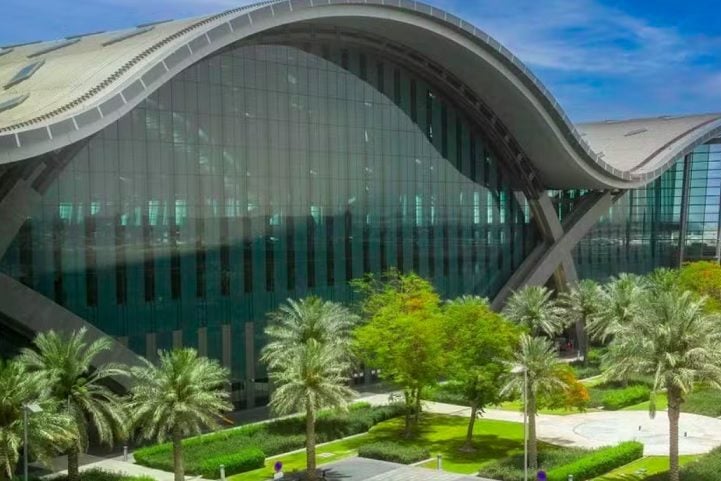 Principal hub da Qatar Airways, o Hamad foi avaliado pela World Airports Award como o aeroporto com a melhor arquitetura do mundo, além do mais luxuoso.