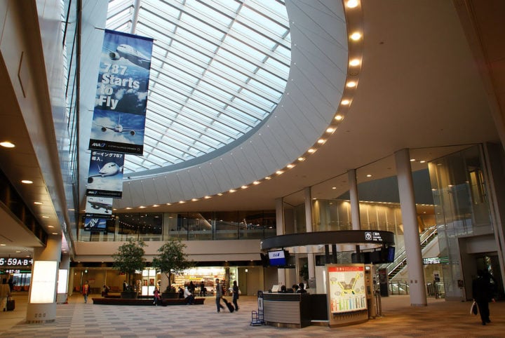 5º) Aeroporto Internacional de Narita (Japão): É o principal aeroporto internacional no Japão, acumulando cerca de 50% do tráfego de passageiros internacionais. Uma curiosidade é que ele conta com a maior pista do país, com 4 mil metros de comprimento.