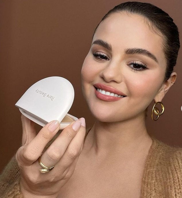 O sucesso da Rare Beauty está fortemente ligado à sua popularidade entre a geração Z, composta por pessoas nascidas entre 1995 e 2010. A marca oferece principalmente produtos líquidos e de fácil aplicação, que se destacaram em diversos vídeos de tendências no TikTok desde seu lançamento.