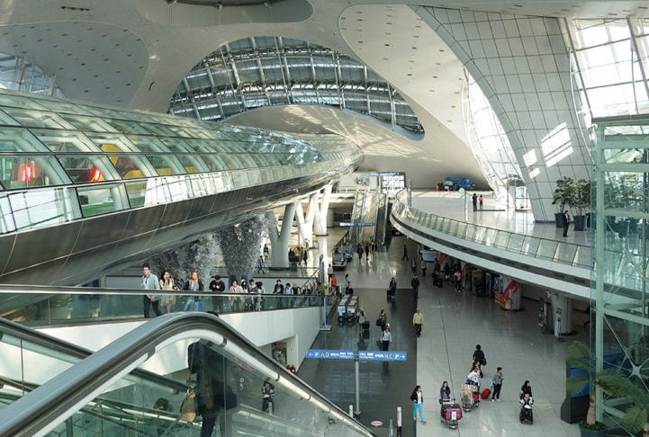3º) Aeroporto internacional de Incheon (Coreia do Sul): É o maior aeroporto da Coreia do Sul e um dos maiores do mundo. Já recebeu cinco estrelas no ranking da Skytrax. Entre seus atrativos, conta com campo de golfe, spa, dormitórios privativos, cassino e jardins internos.