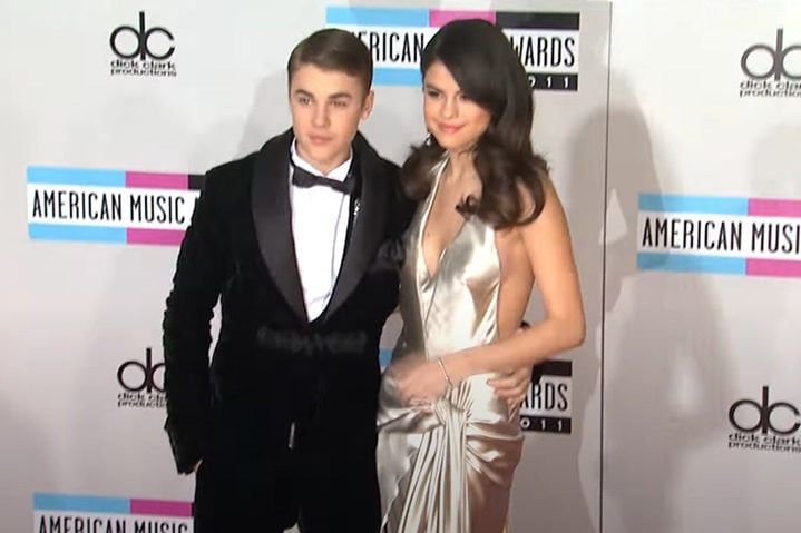 Sua vida amorosa também já ganhou holofotes do mundo todo. De 2011 a 2014, por exemplo, ela viveu um relacionamento de idas e vindas com o cantor Justin Bieber.