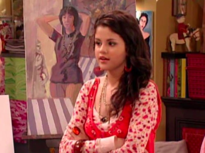 A partir daí, ela ganhou ainda mais notoriedade ao interpretar Alex Russo na série de sucesso Os Feiticeiros de Waverly Place (2007-2012), do Disney Channel.