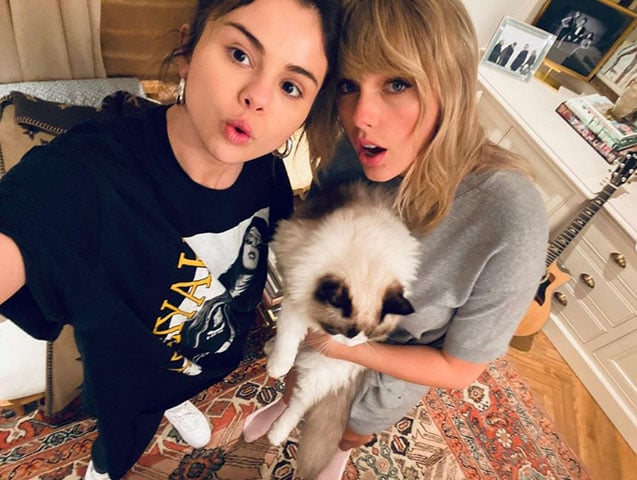 Selena também é conhecida por suas amizades de milhões. Suas melhores amigas são as cantoras Taylor Swift e Vanessa Hudgens.