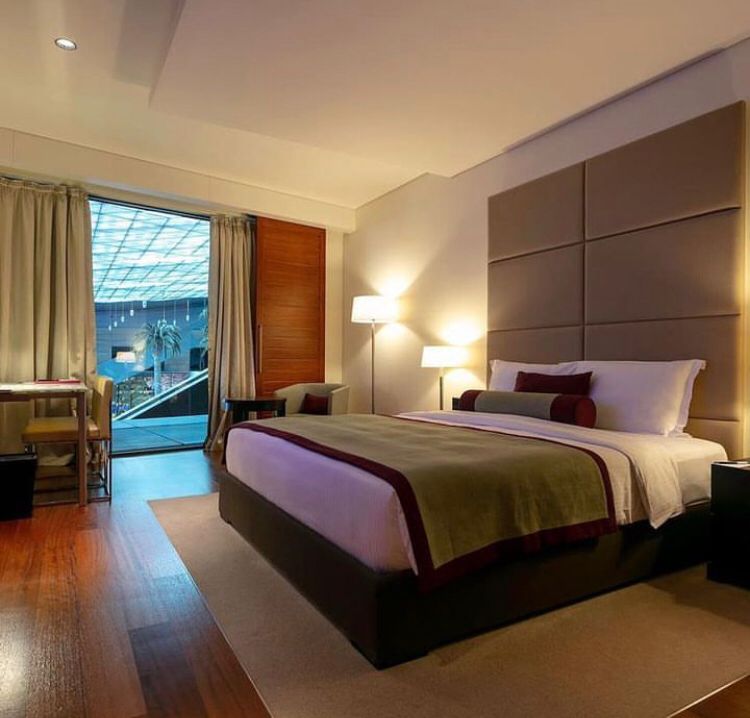 Para os passageiros que precisam de um descanso antes ou depois da viagem, o Hamad oferece uma solução prática e luxuosa: dois hotéis cinco estrelas dentro do próprio aeroporto!